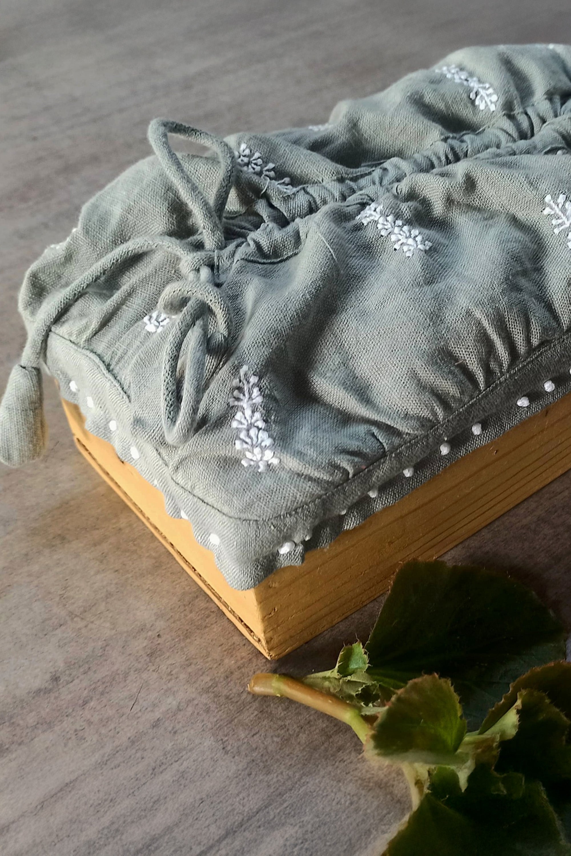 Tissue Case | Shallaki | Chikankari | Cotton & Pinewood