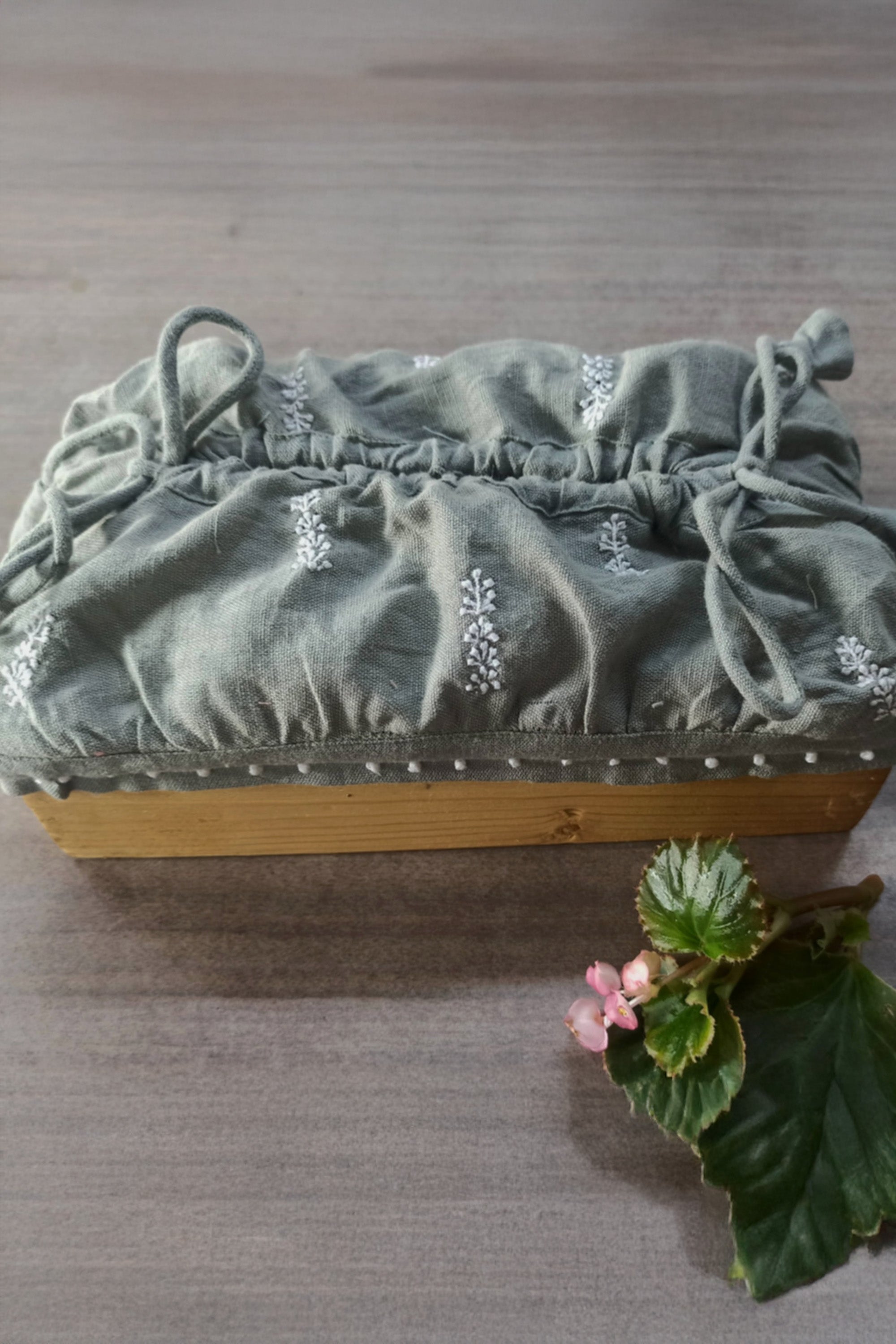 Tissue Case | Shallaki | Chikan | Cotton & Pinewood